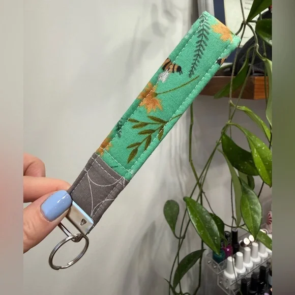 Bee Pattern Keychain Wristlet Handmade - Picture 3 of 4